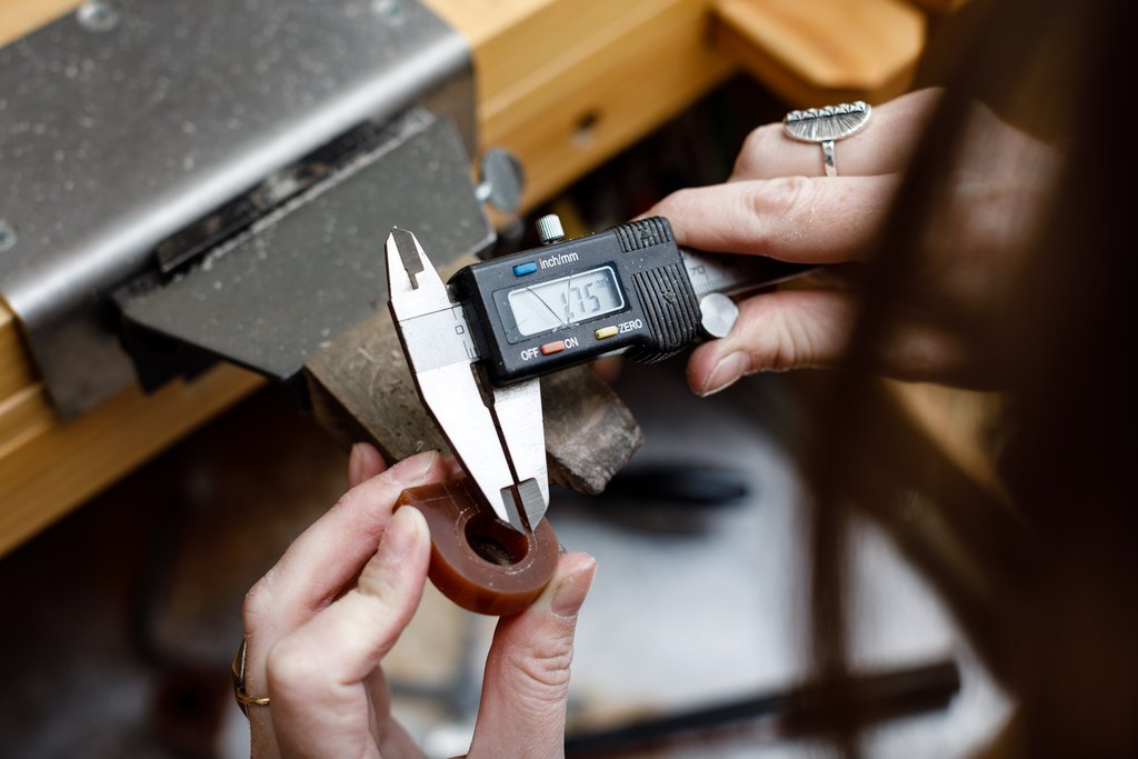 carving rings process - jewelry adjustment measurement