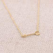 Arrow Necklace in lateral Motion
